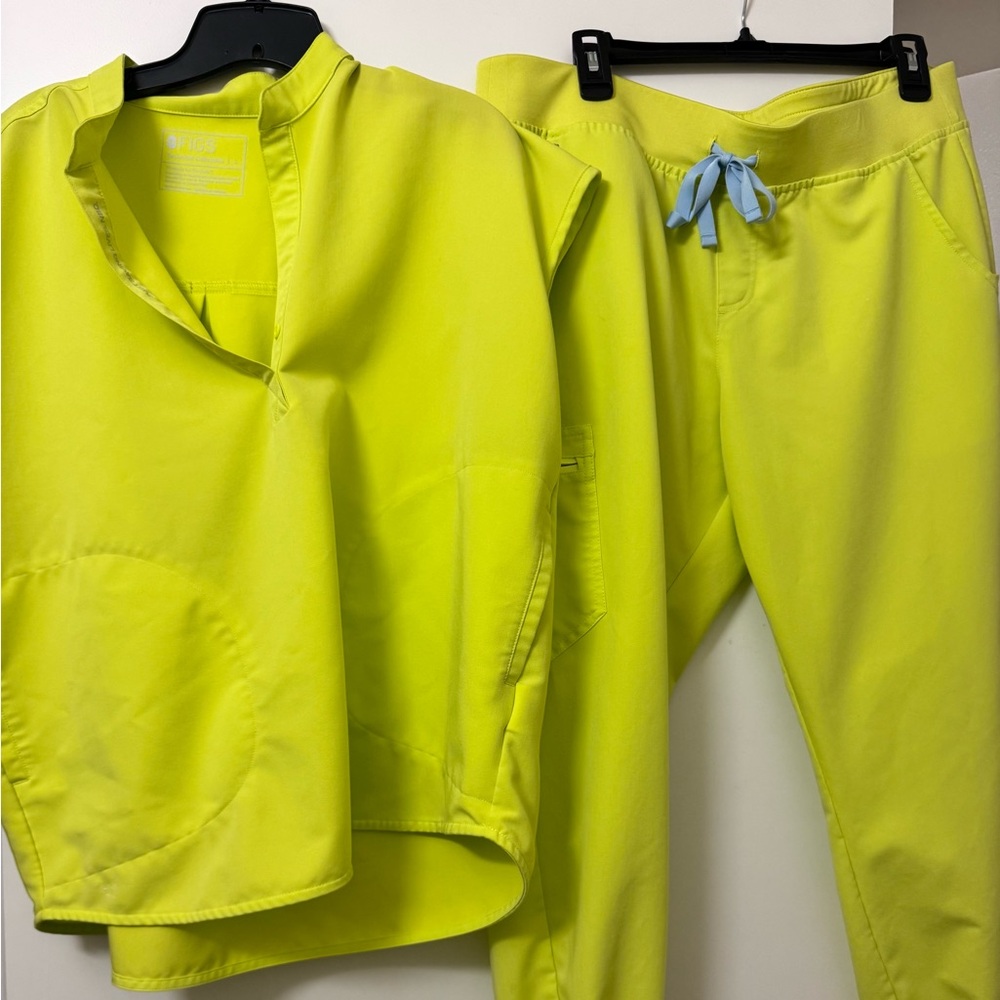 FIGS Citrine Scrub Set – Rafaela Oversized Top L + Zamora Petite Joggers XL